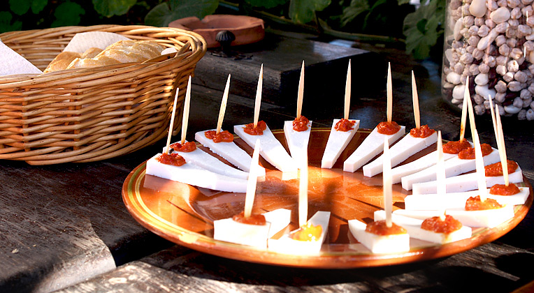 Käsehäppchen und frisches Landbrot ... zum Zugreifen lecker :-) Käsehäppchen und frisches Landbrot ... zum Zugreifen lecker :-)